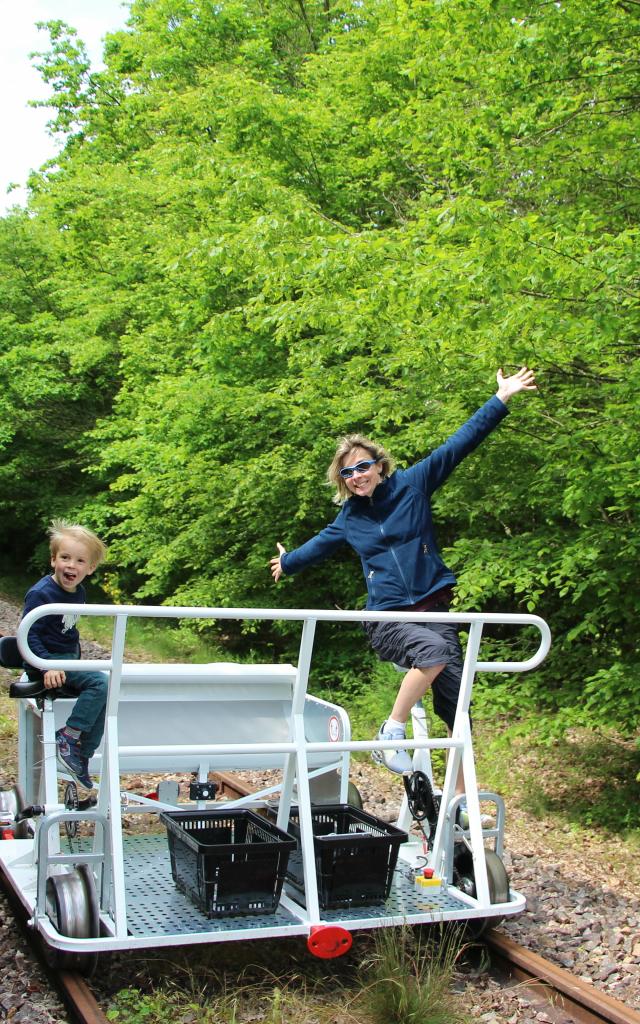 Activité en famille au Vélorail du Morvan