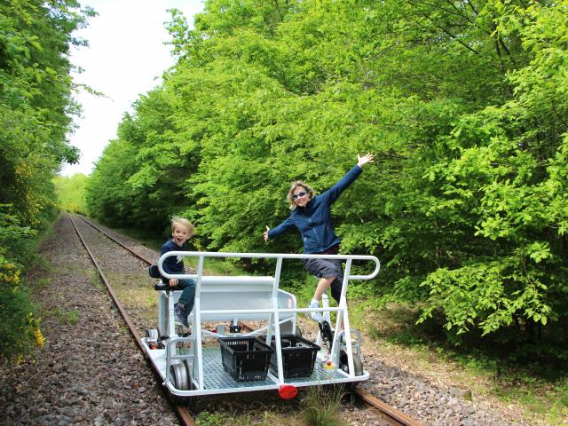 Activité en famille au Vélorail du Morvan