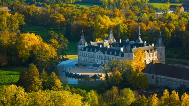 schloss von sully in burgund